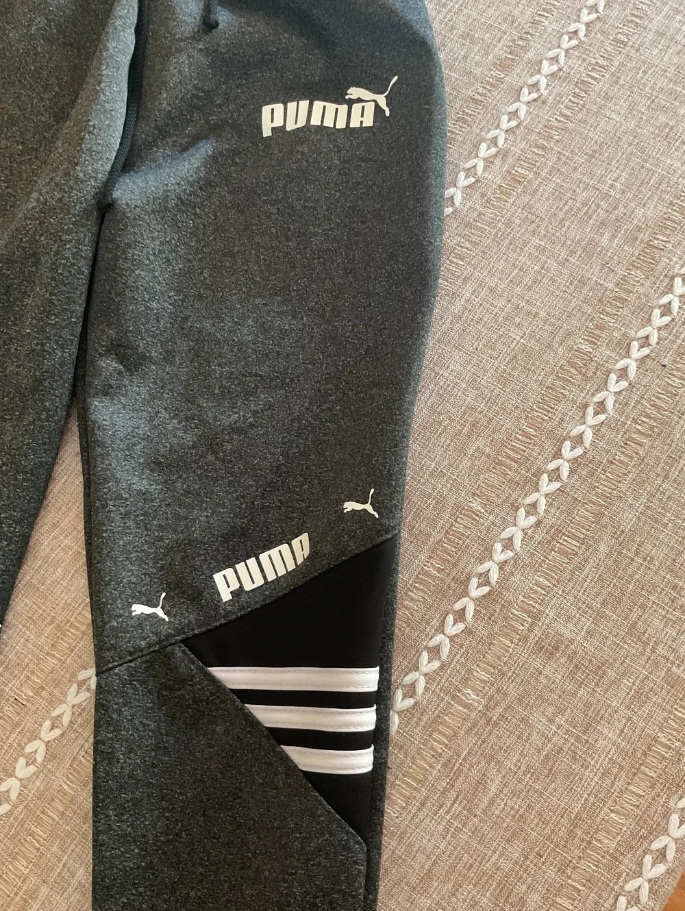 NWOT PUMA Boys Graphic Panel Joggers Sweatpants - Charcoal Gray - Size M (10/12)